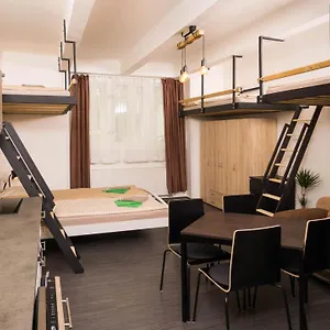 Flying Bed Close To Castle And Airport Апартаменты